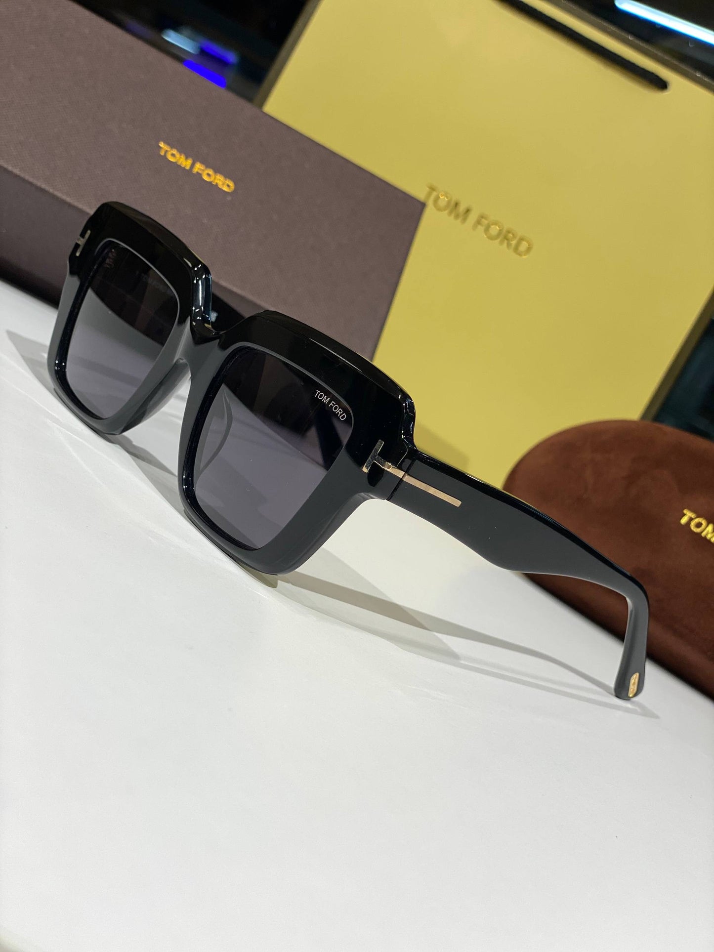 TOM FORD