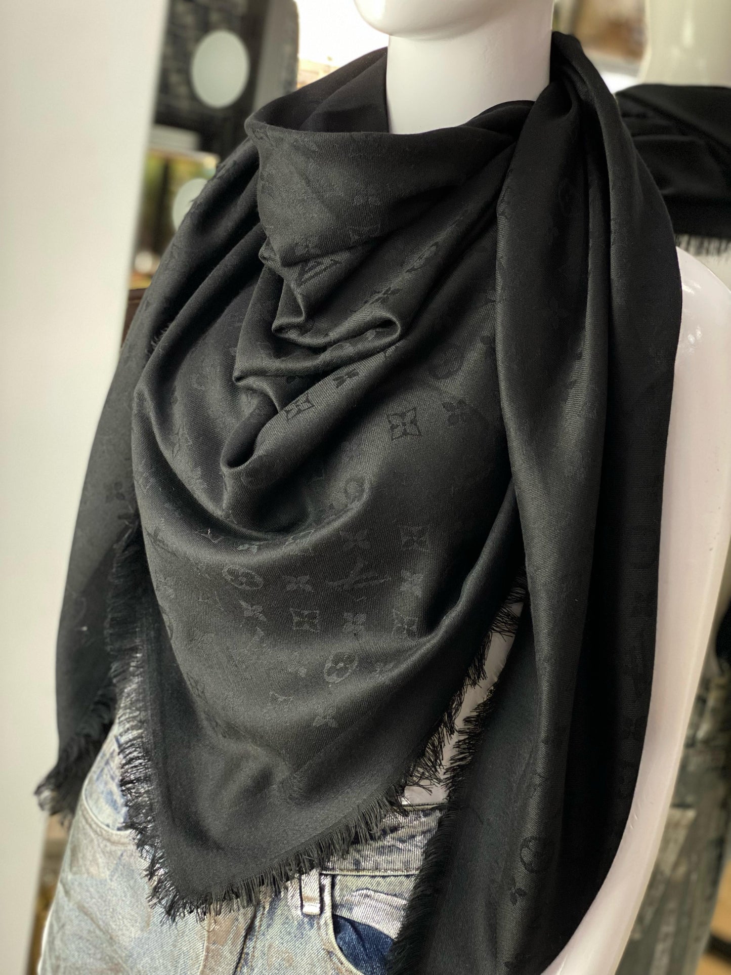 LV scarf