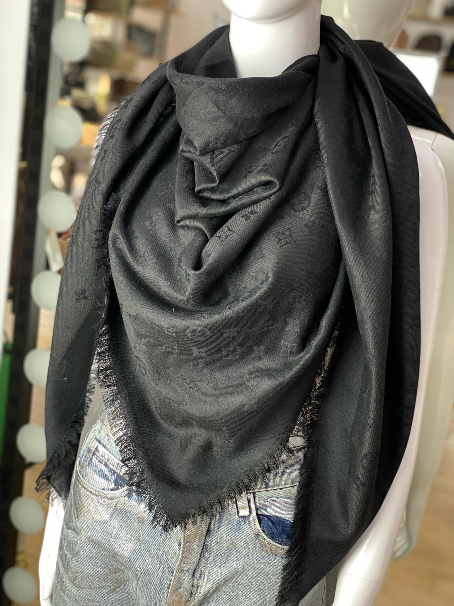 LV scarf