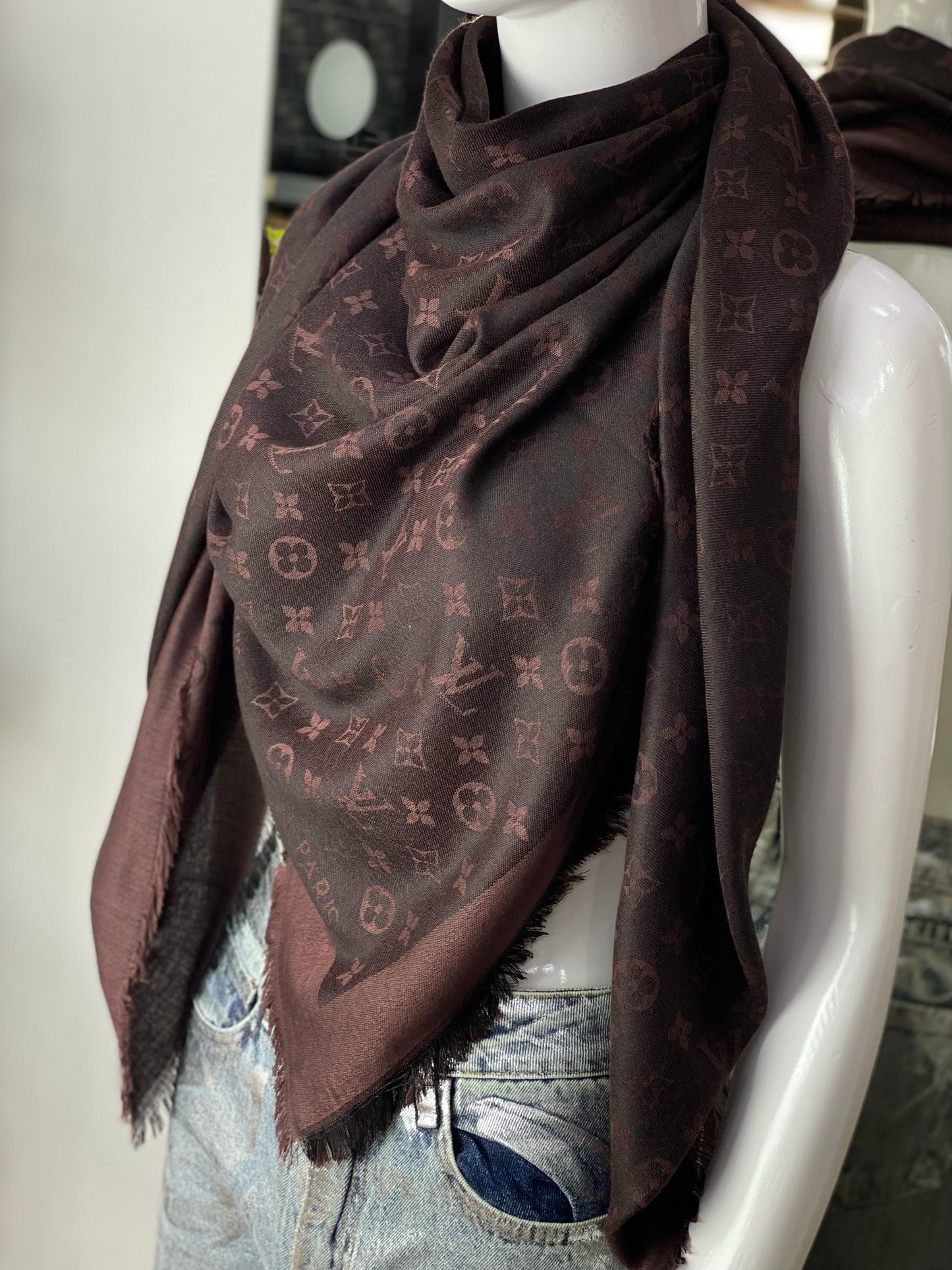 LV scarf