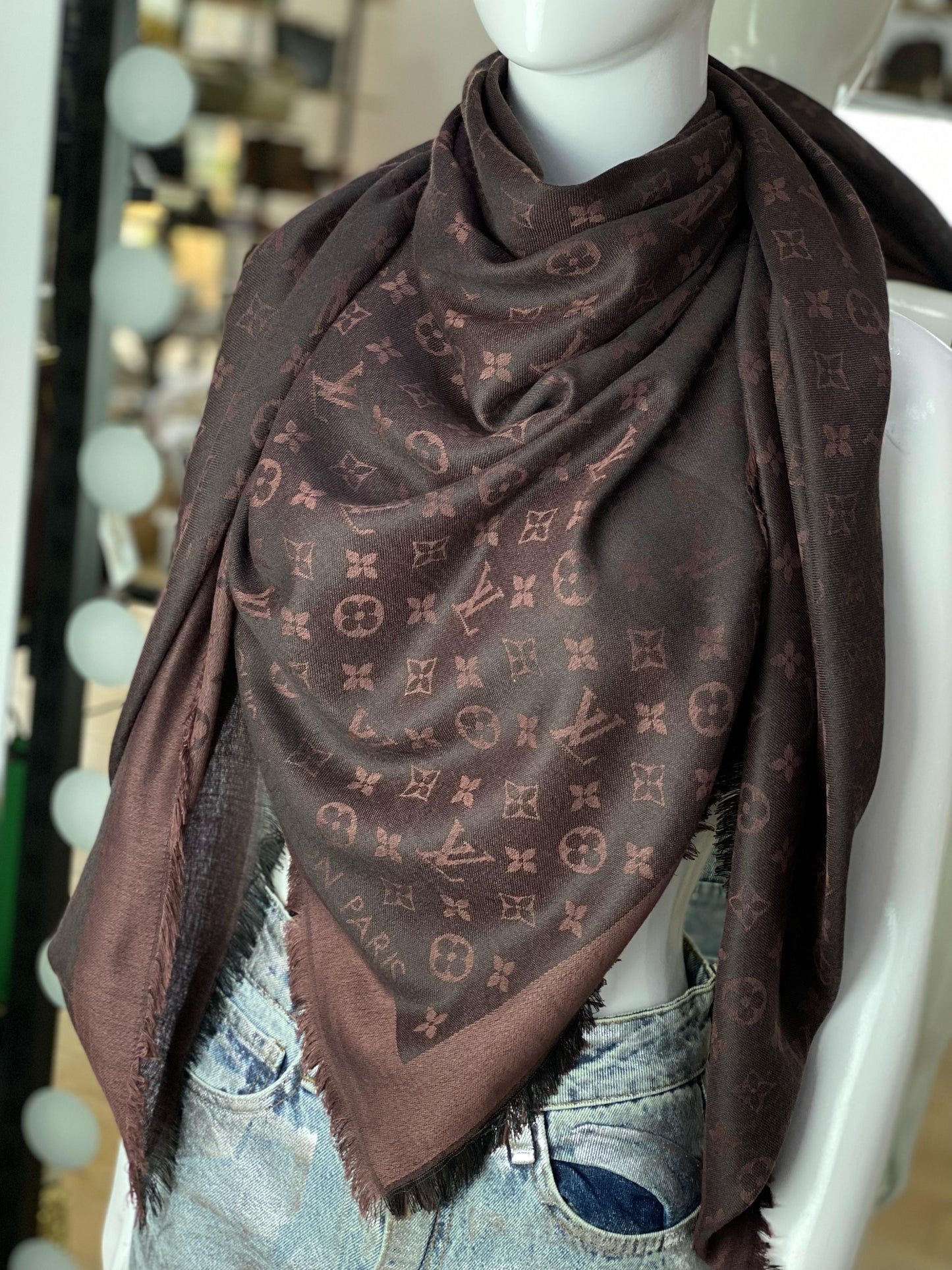 LV scarf