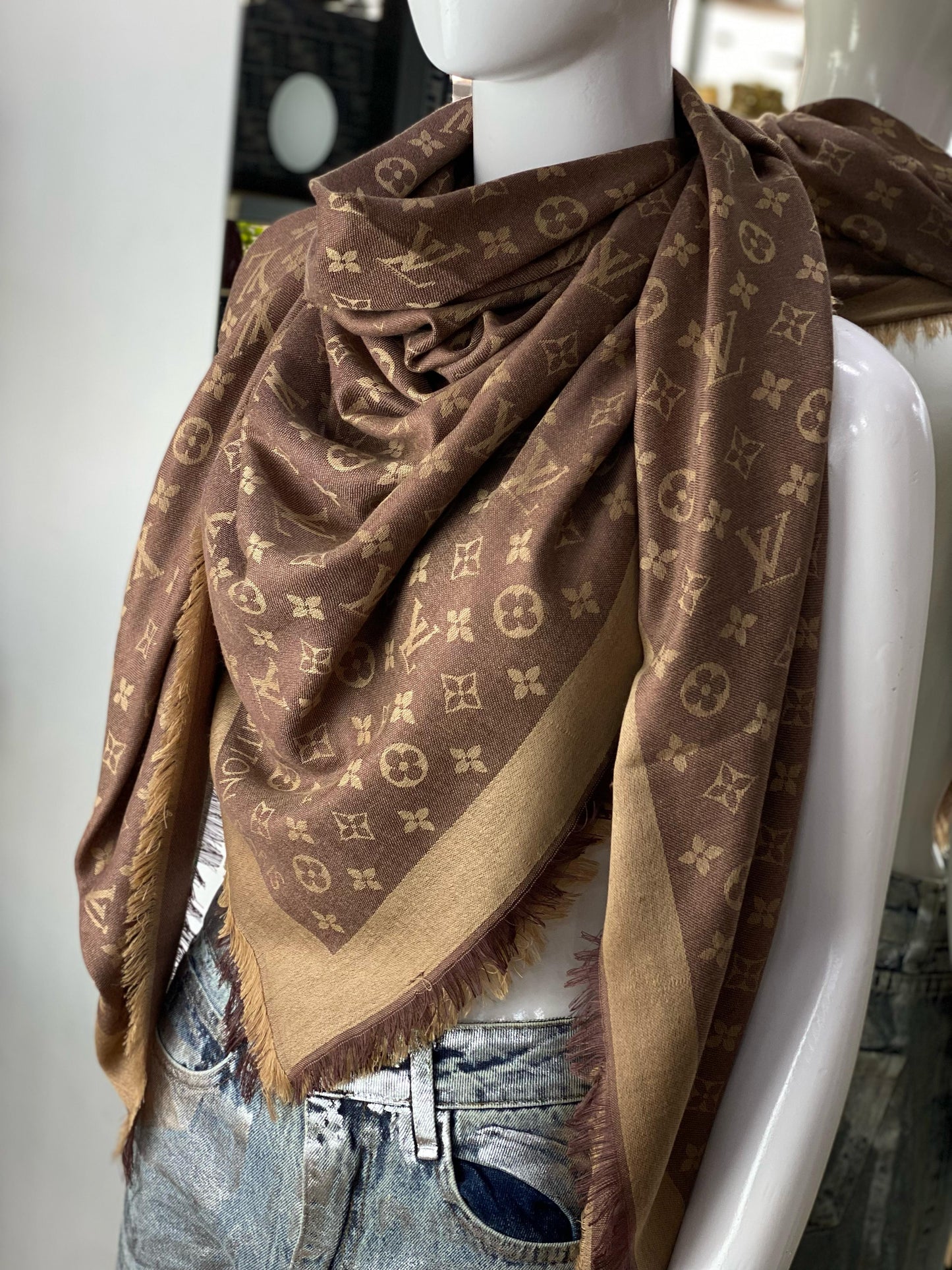 LV scarf