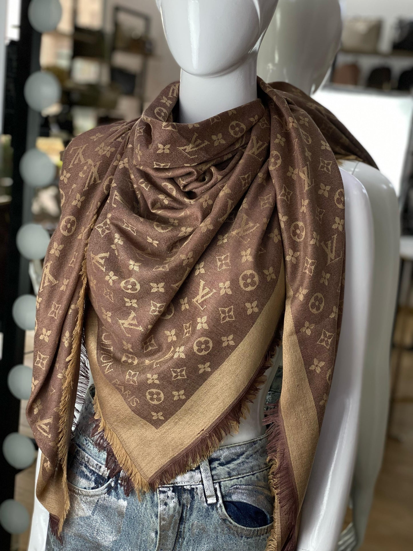 LV scarf