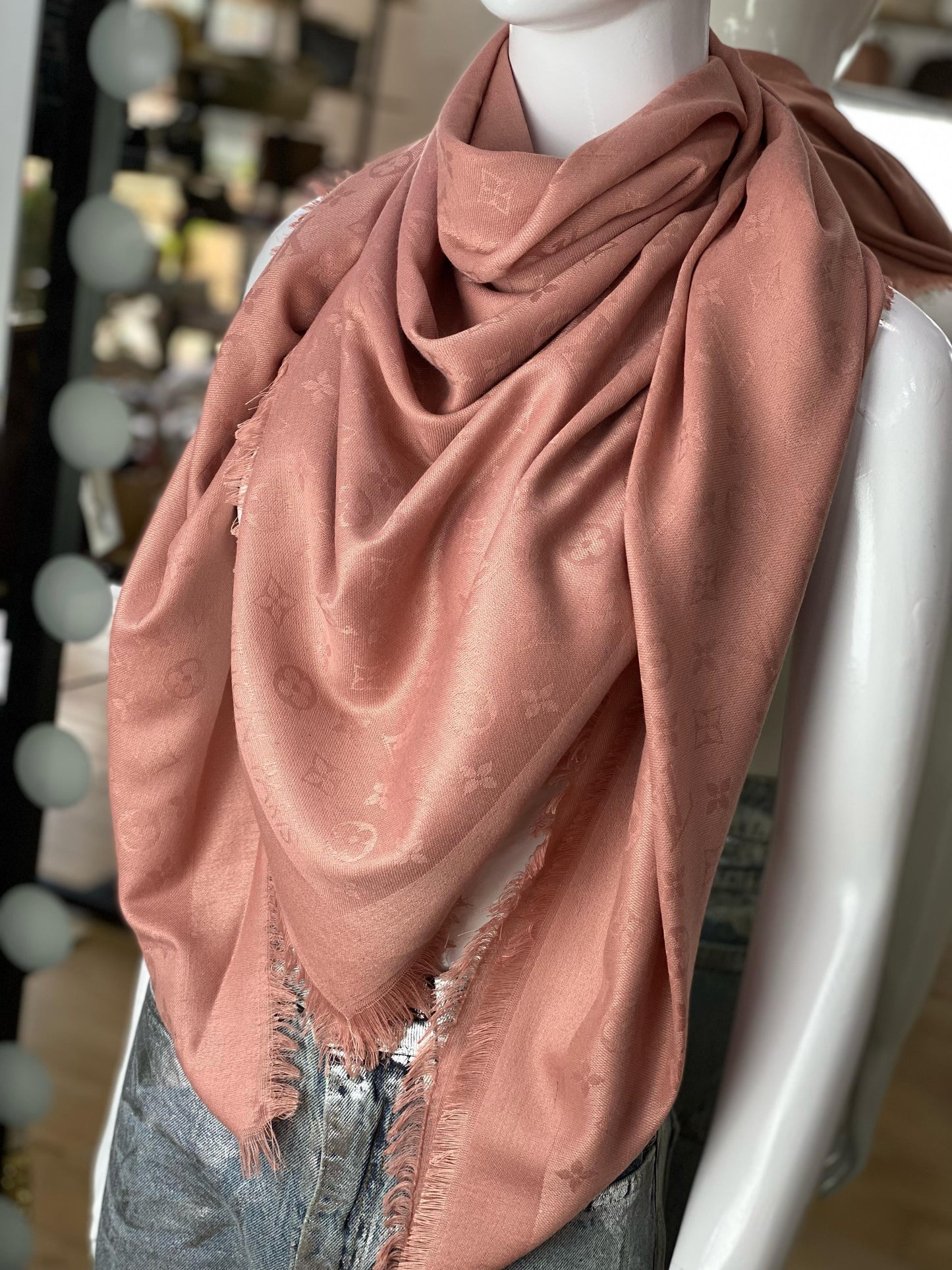 LV scarf