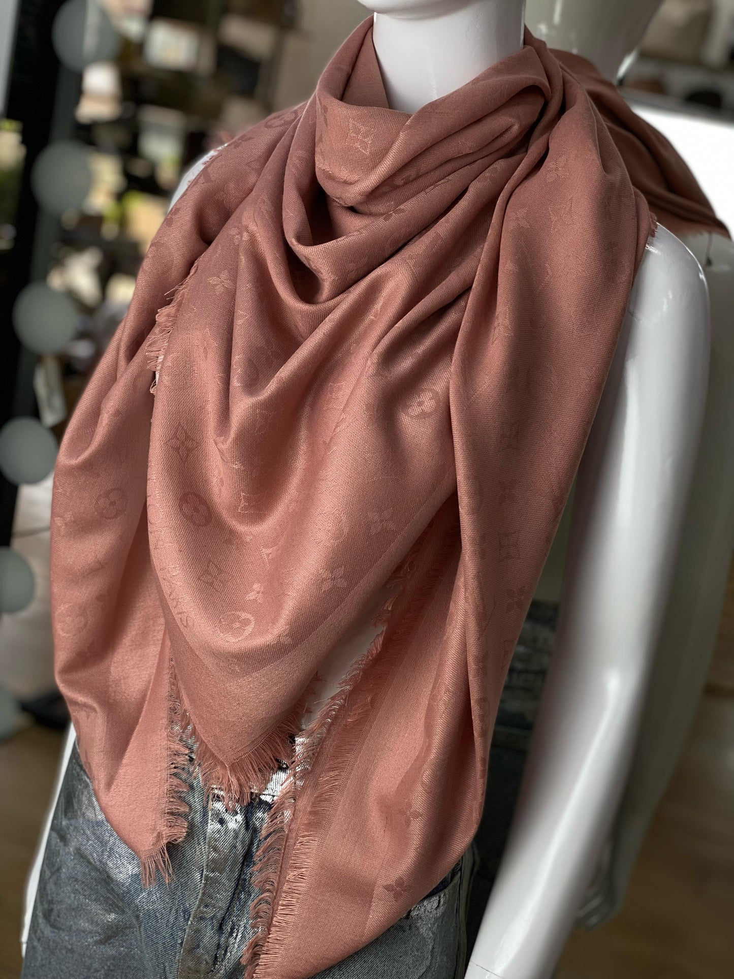 LV scarf