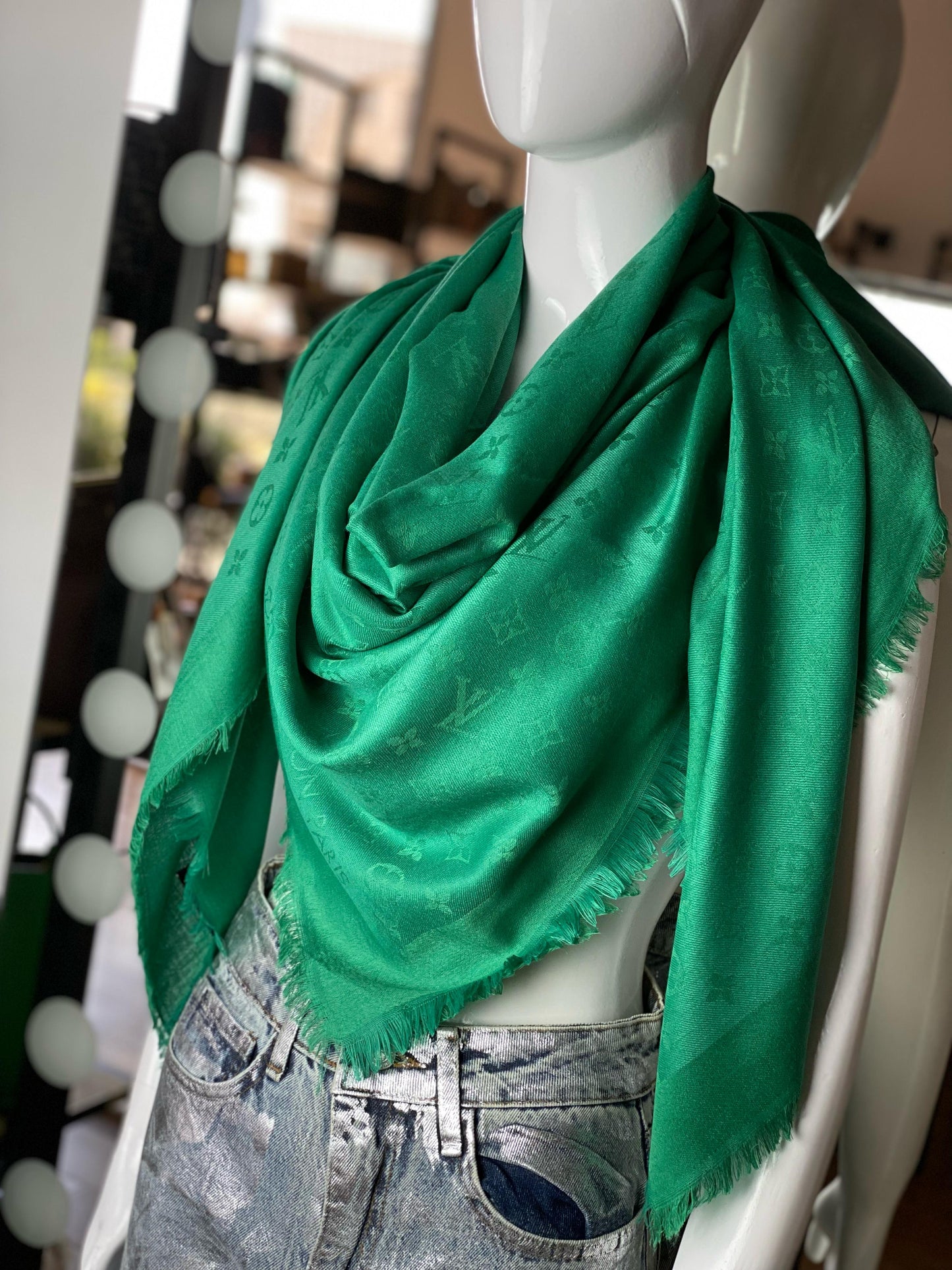 LV scarf