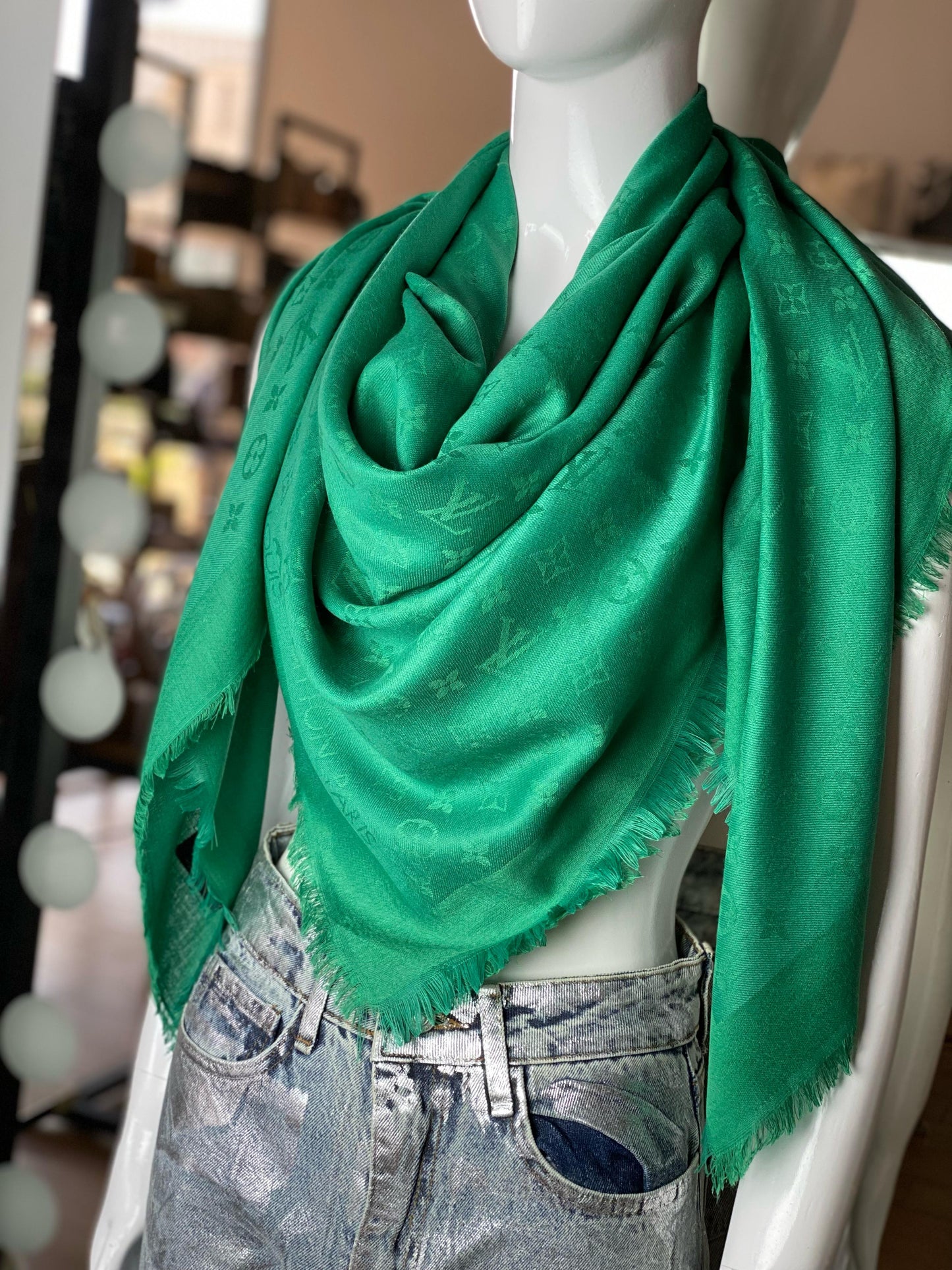 LV scarf