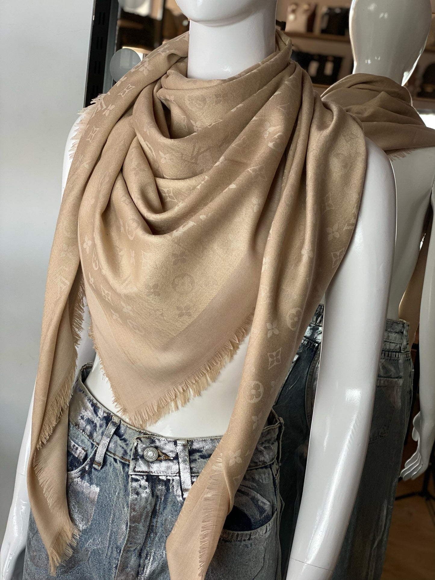 LV scarf
