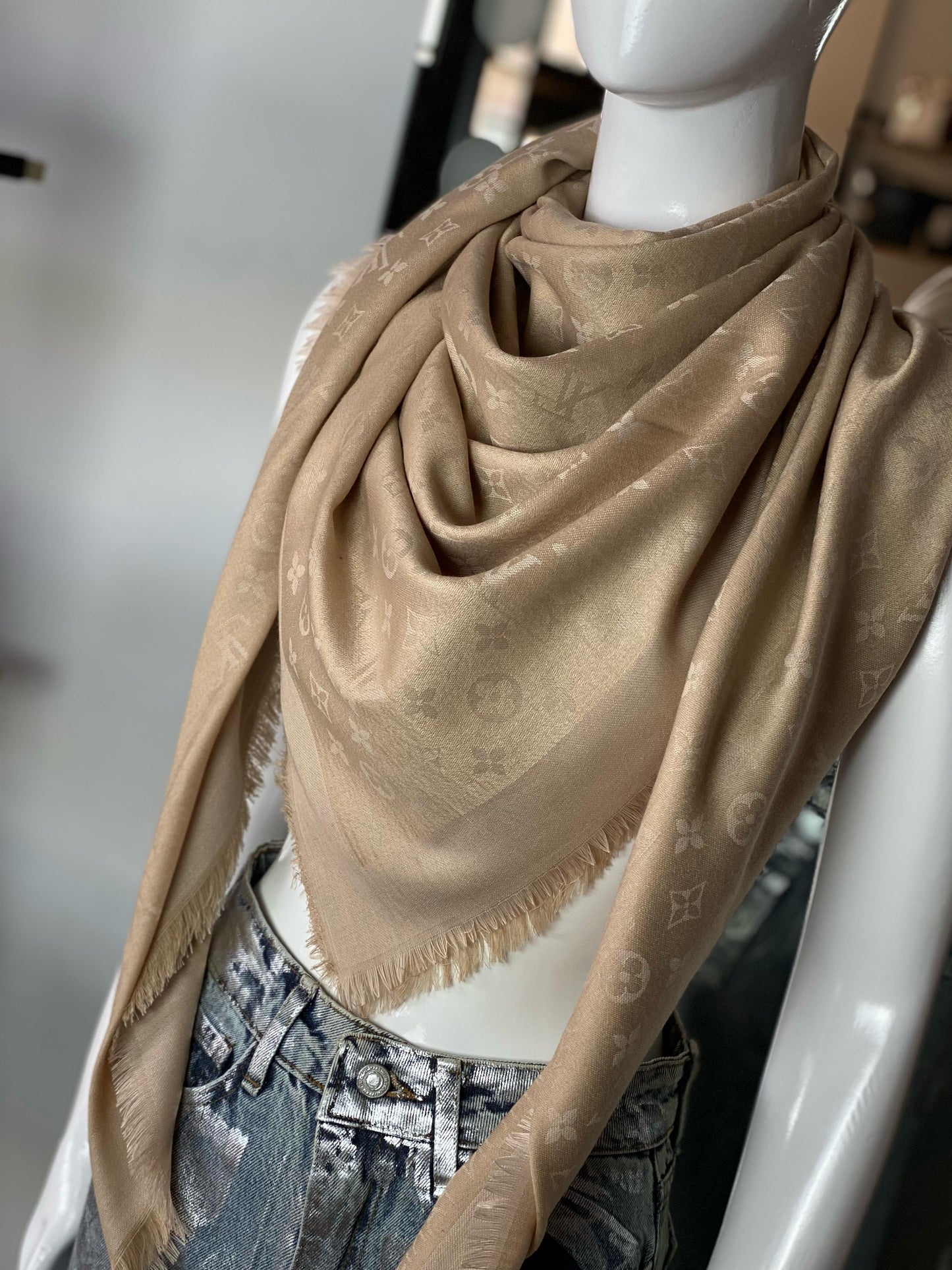 LV scarf