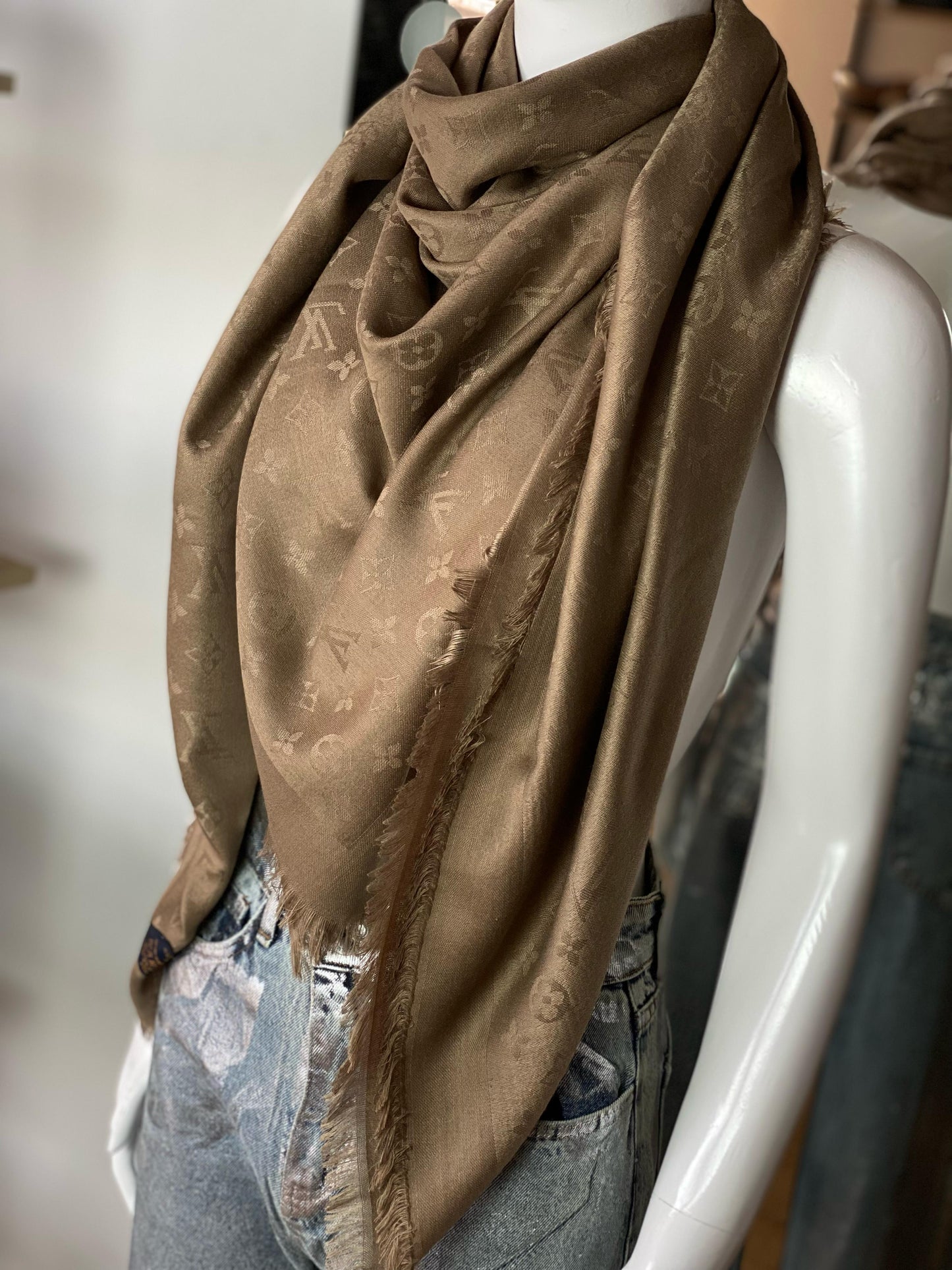 LV scarf