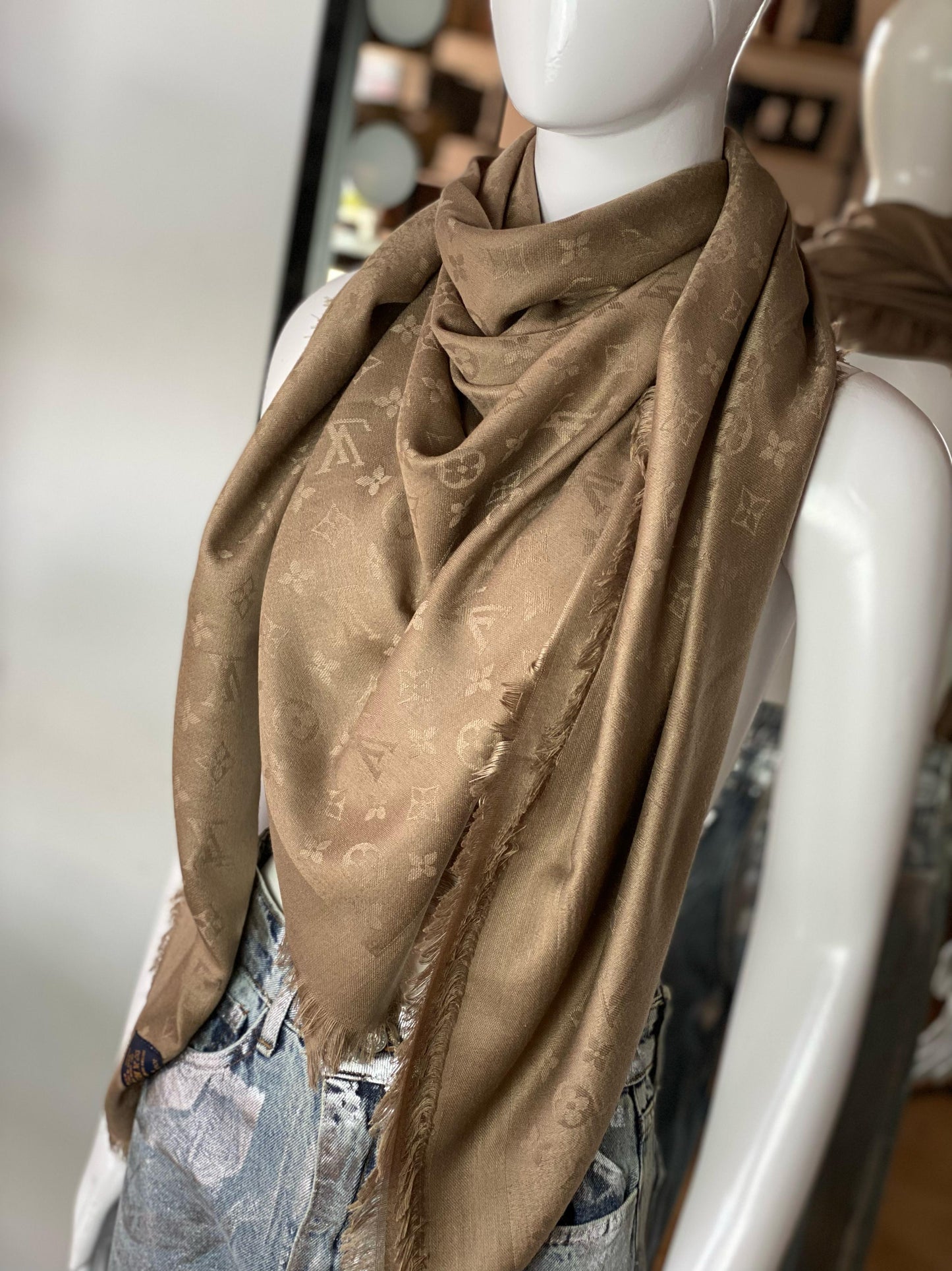 LV scarf