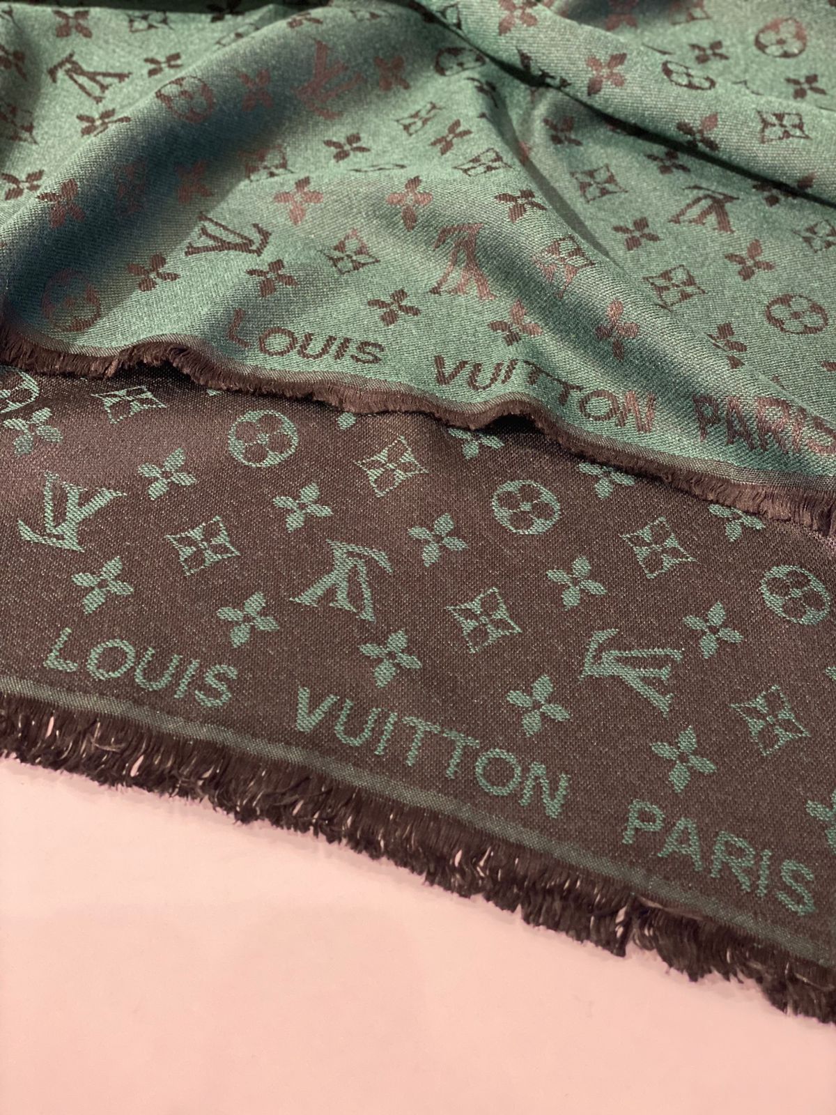 LV scarf