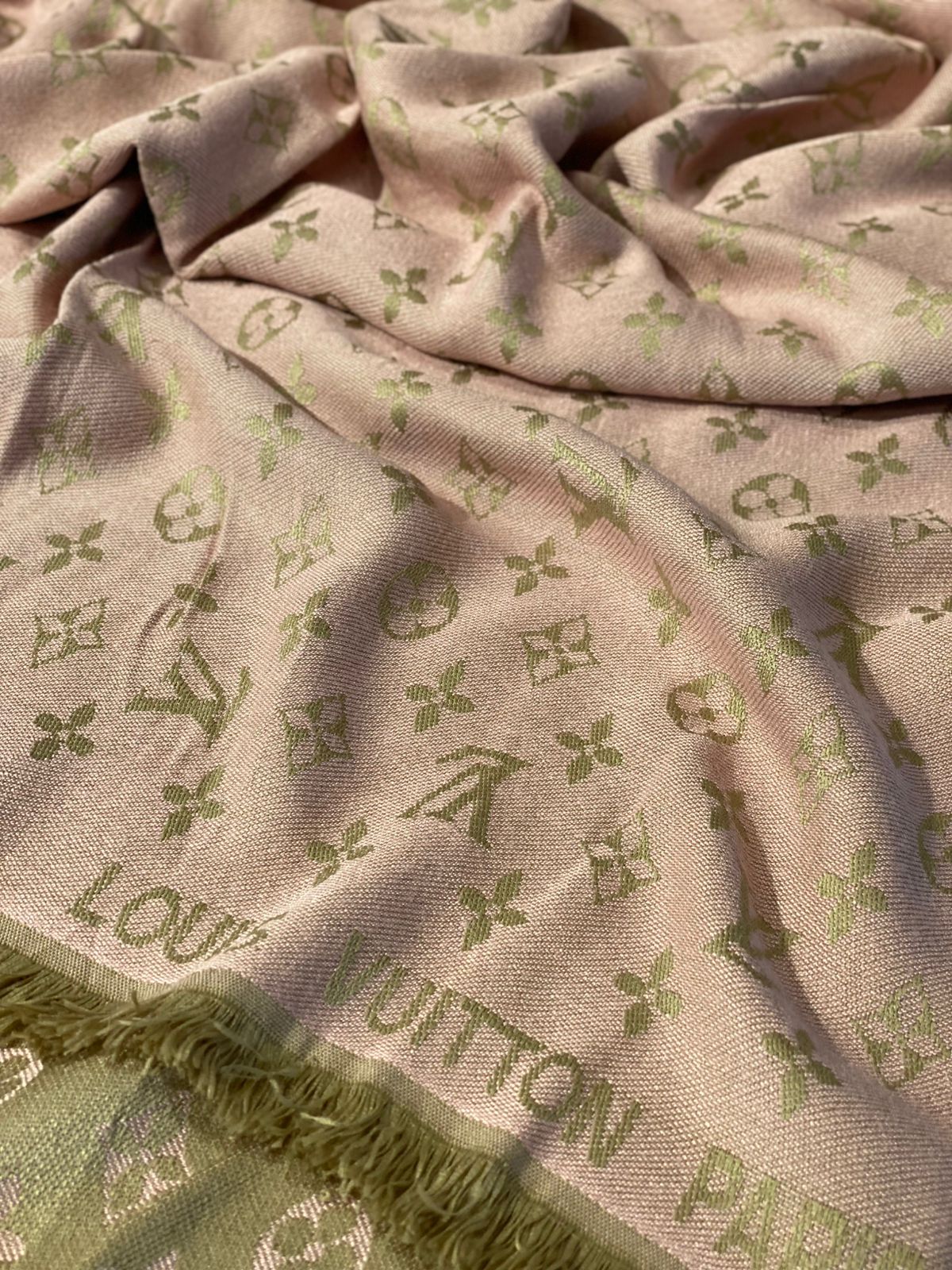 LV scarf