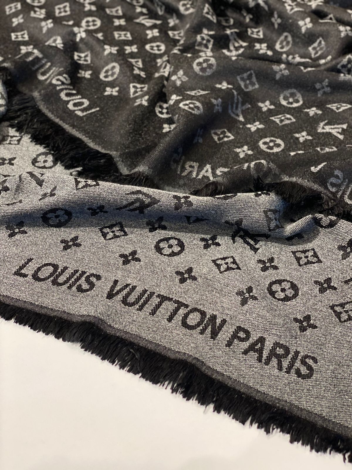 LV scarf