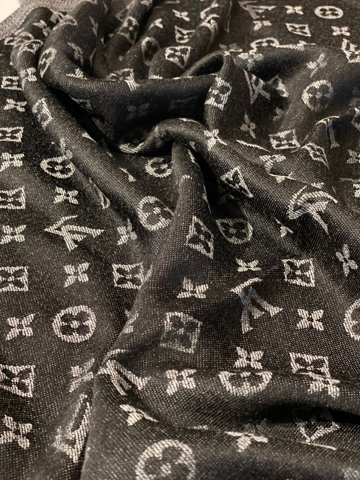 LV scarf