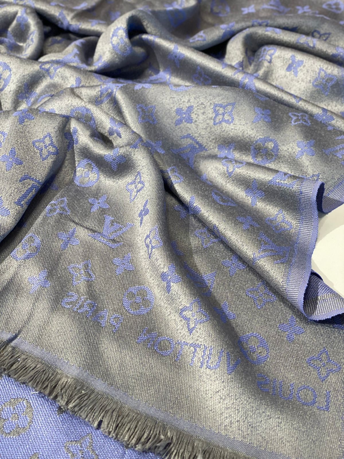 LV scarf