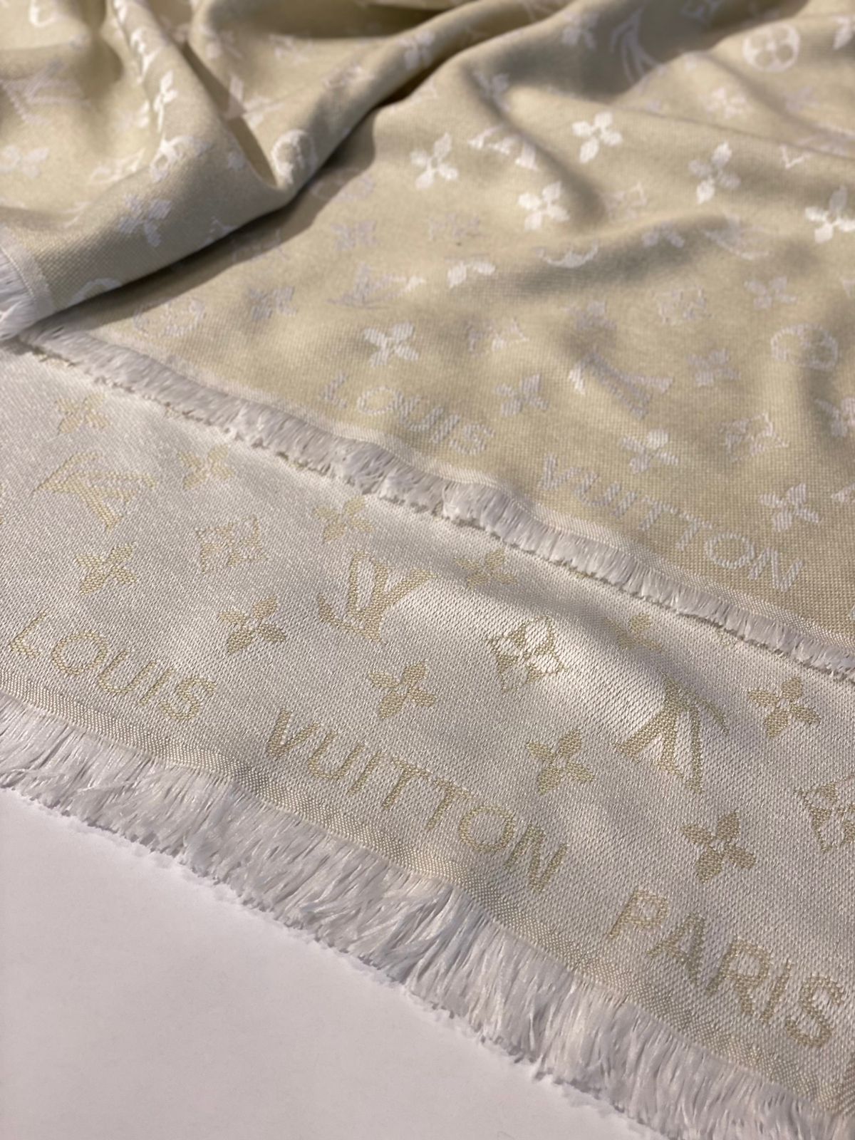 LV scarf