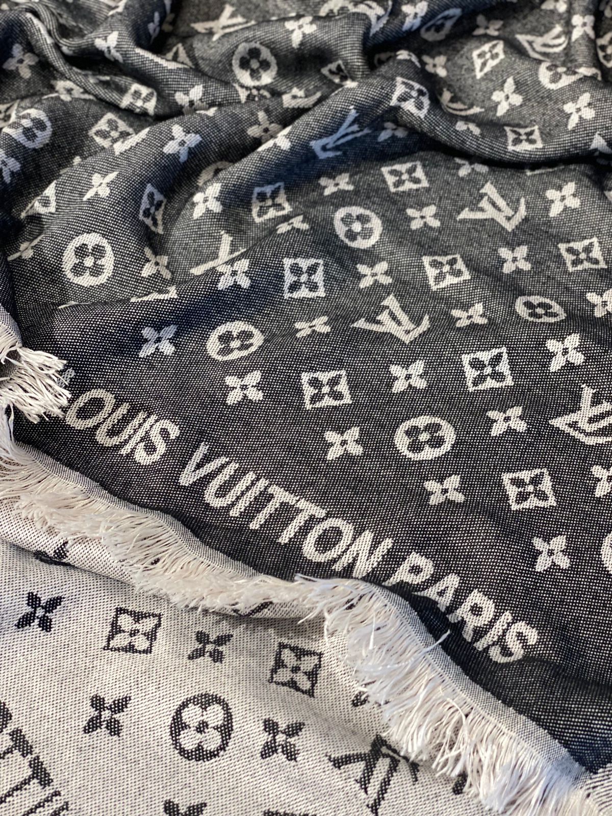 LV scarf