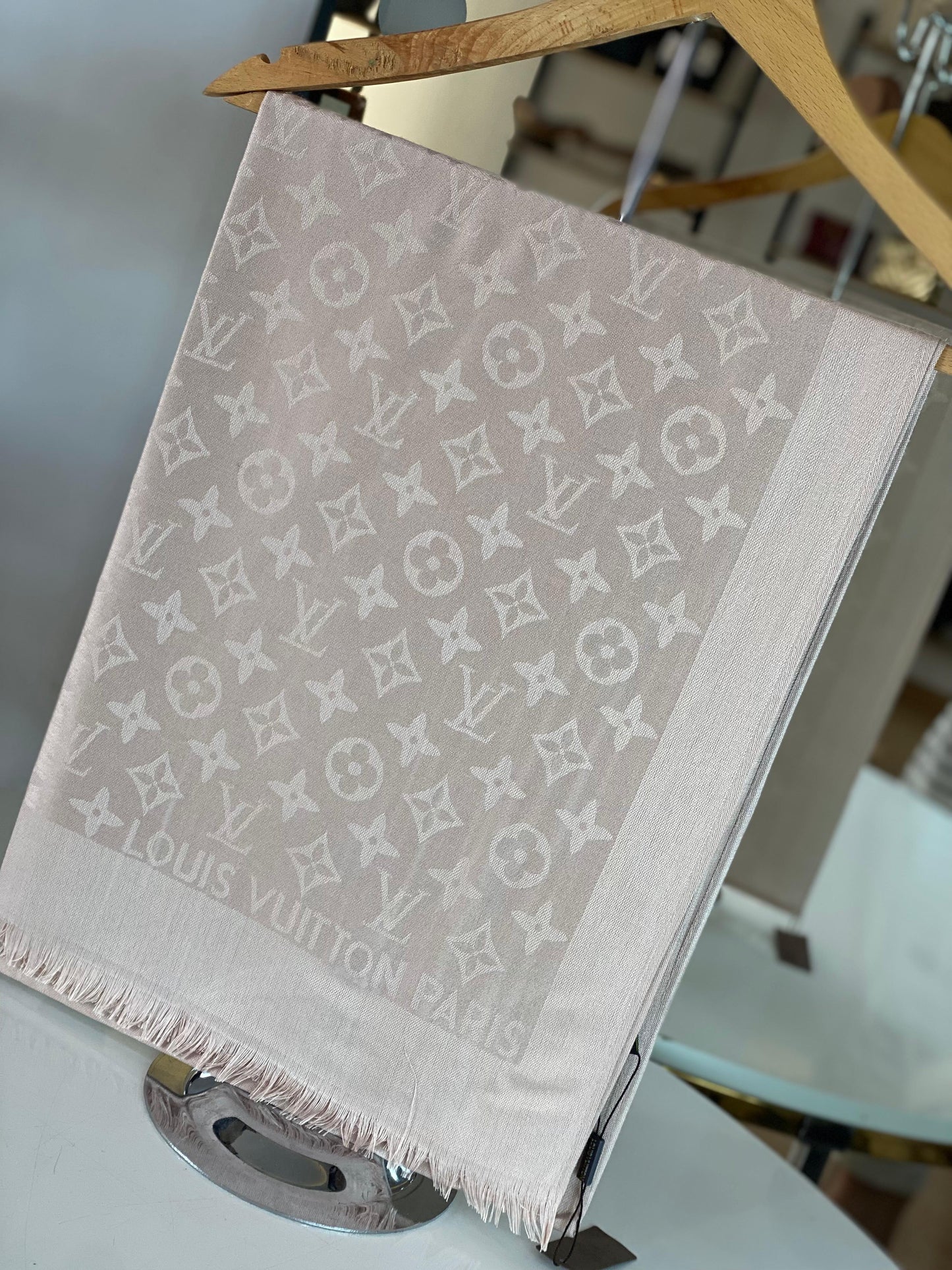 LV scarf