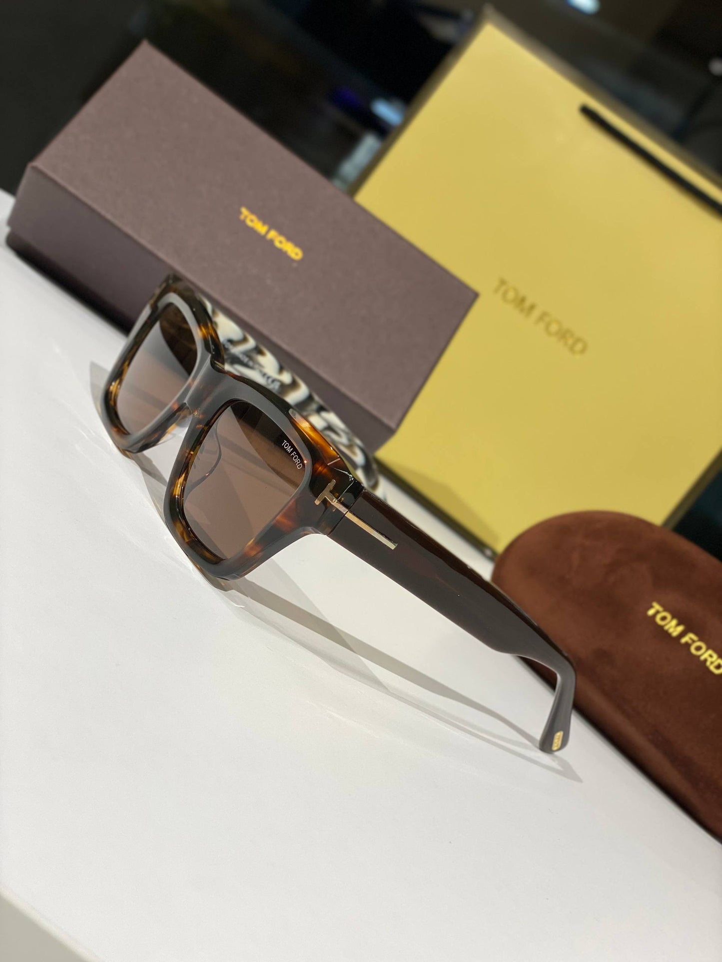 TOM FORD