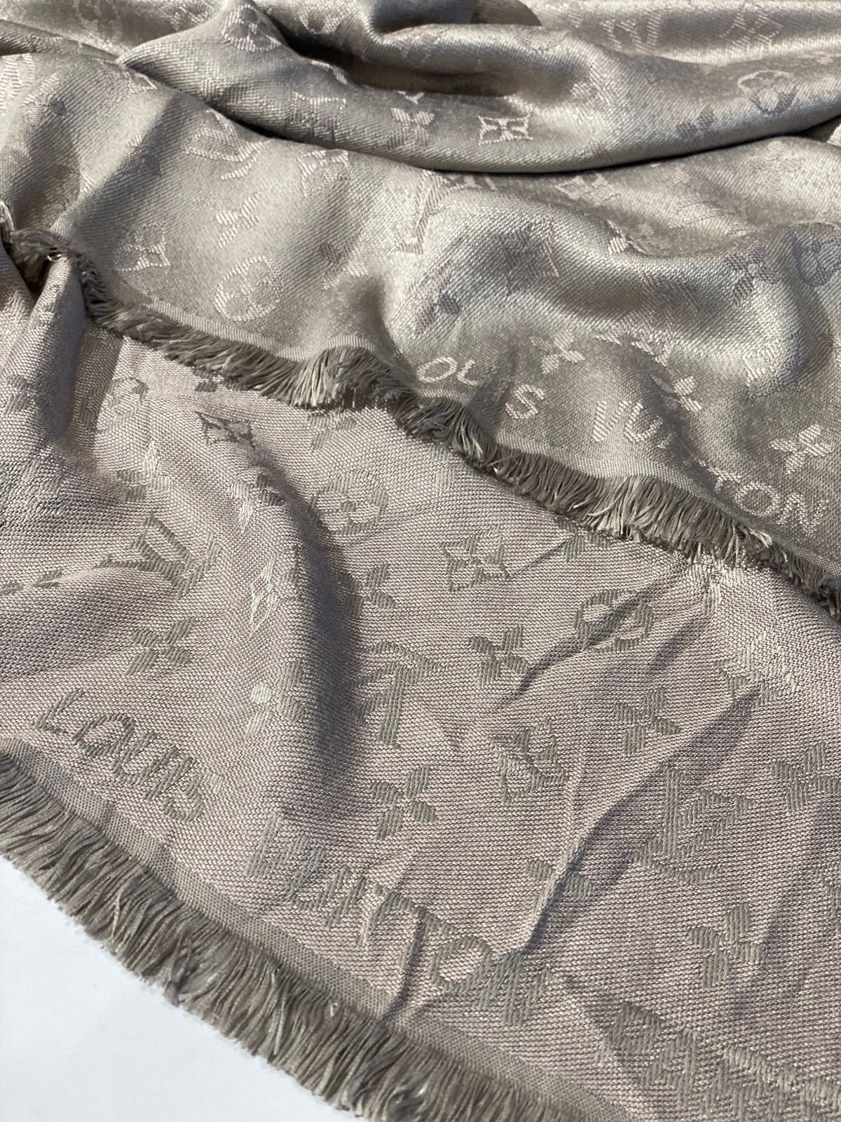 LV scarf