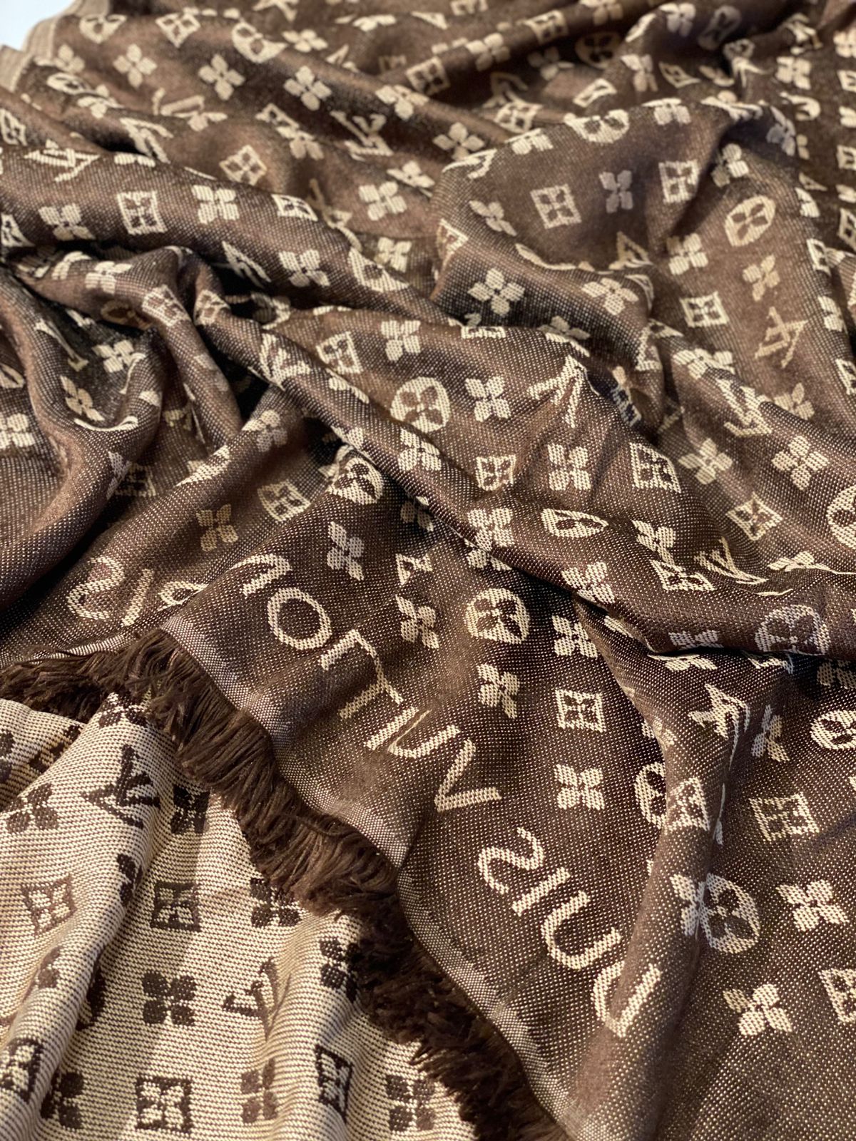 LV scarf