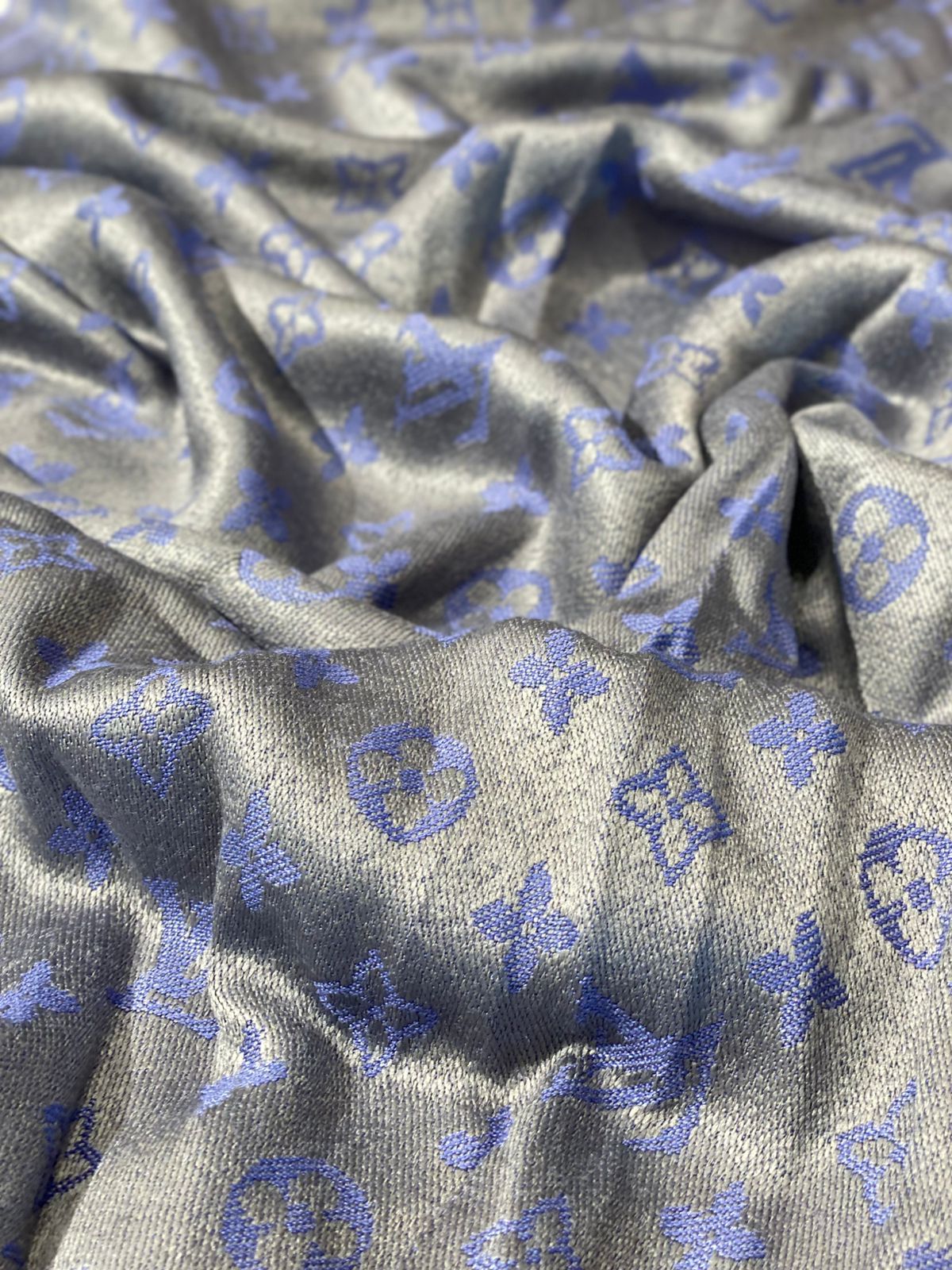 LV scarf