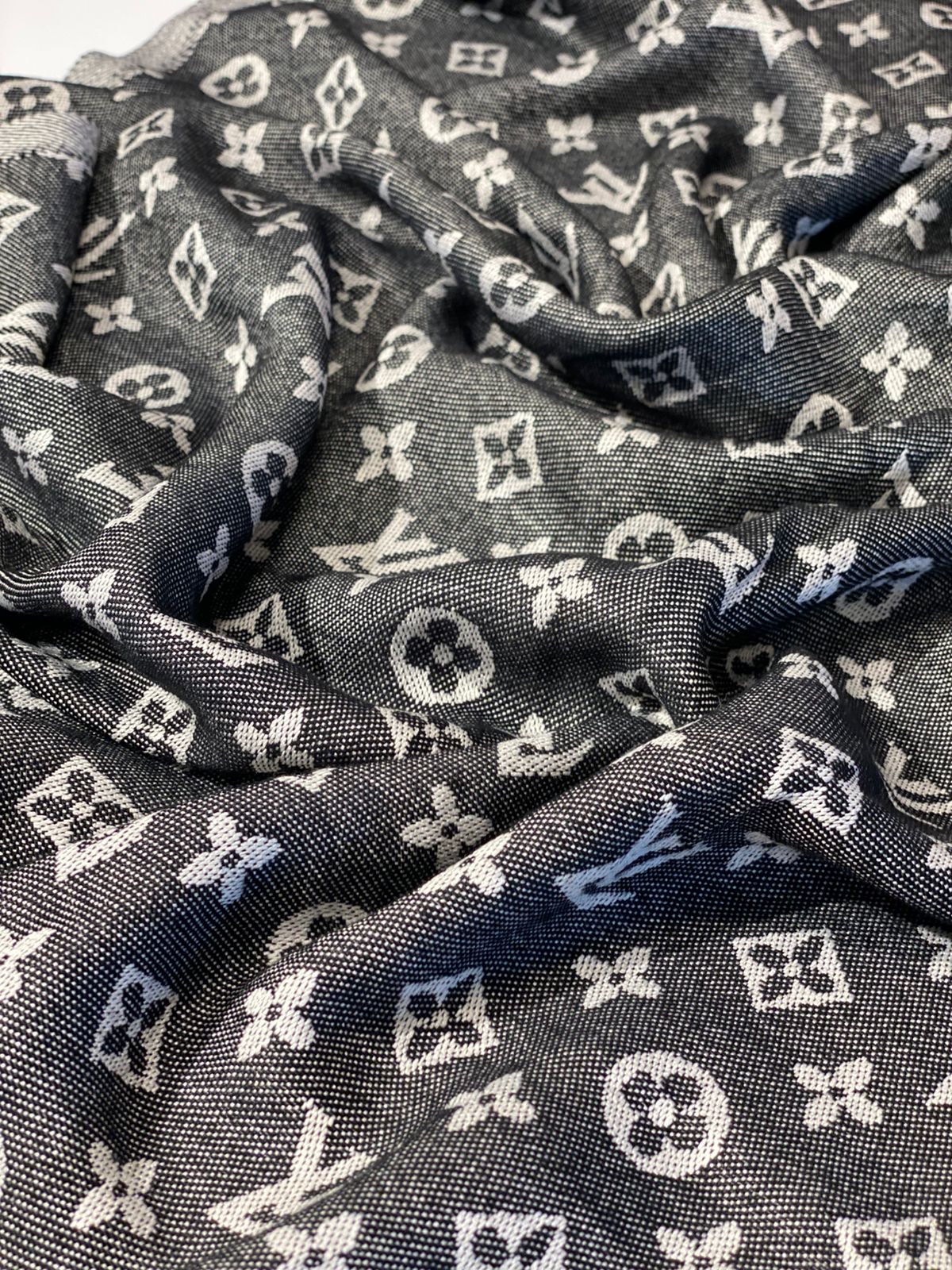 LV scarf